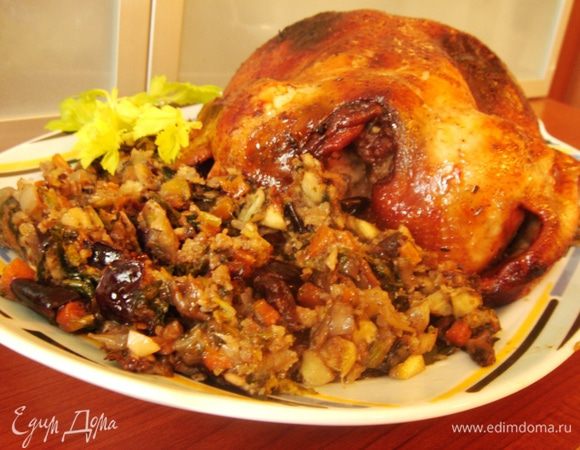 Курицу переложить в жаропрочную форму,смазать растительным маслом и запечь в разогретой до 190*С духовке.За 30 минут до готовности в форму с курицей выложить начинку в фольге.Готовую румяную курочку переложить в сервировочное блюдо.Вокруг разложить начинку.Украсить блюдо зеленью.Подавать курицу со свежими овощами.Приятного аппетита!