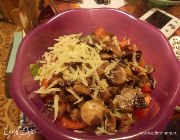 Добавить обжаренные грибы, немного пармезана и заправить бальзамико.