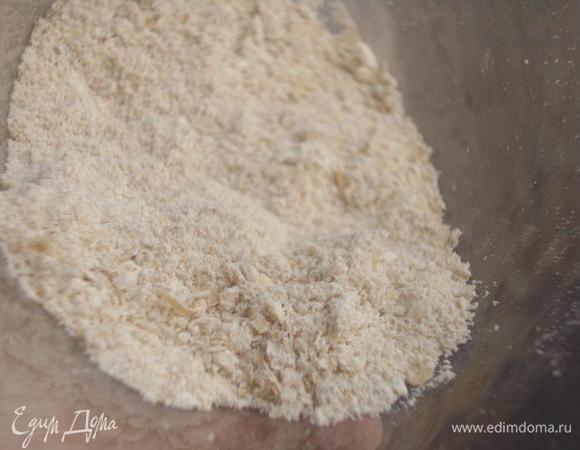 Овсяные хлопья измельчить в муку блендером.