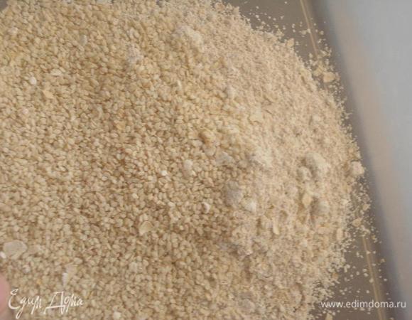 Смешать кунжут с овсяной мукой.