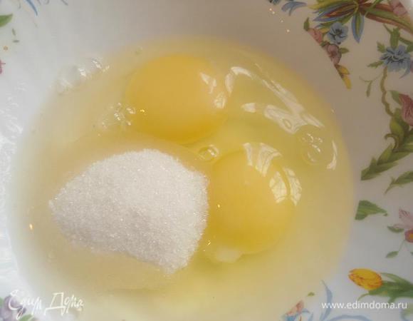 Яйца смешать с сахаром,и добавить к кунжутно-овсяной смеси,вымешать.