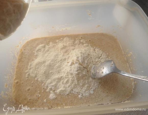 Всыпать муку,перемешанную с разрыхлителем в тесто и хорошо перемешать,должно получится вязкое густое тесто,если муки мало добавьте ещё.