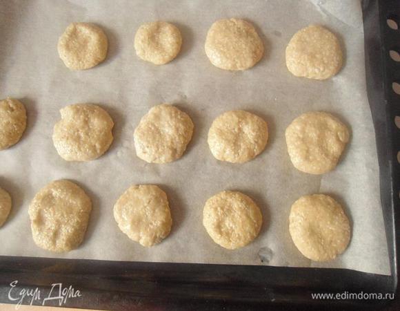 Лист выстелить бумагой для выпечки,и сформировав руками небольшие печеньки, выпекать в разогретой до 130гр.духовке, 10-12 минут(через 10 они уже подрумяниваются хорошо)Подавать с молоком или йогуртом,или с чаем,как любите.Угощайтесь!