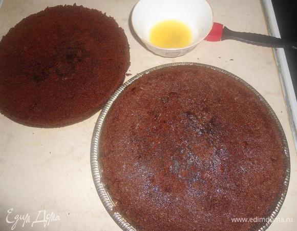 Делаем бисквит шоколад на кипятке по рецепту Оксаны http://www.edimdoma.ru/retsepty/31029.Разрезаем на 2 коржа,можно на 3))пропитываем соком,у меня был апельсиновый,иногда пропитываю яблочным.