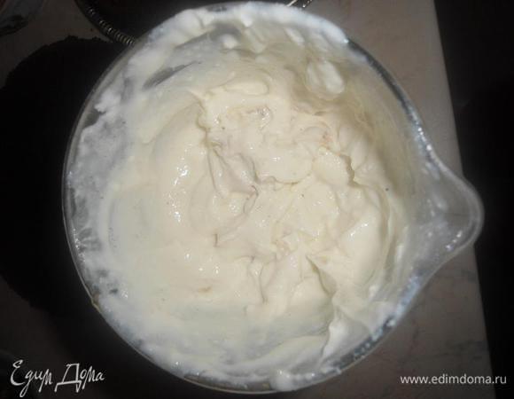 Желатин замачиваем в кипячёной воде,на 10 минут,потом подогреваем в микроволновке.(Некоторые замачивают сразу в кипятке,я не пробовала)Смешиваем в блендере творог,молоко,сметану,сахар,ванильную пудру.Добавляем желатин и снова взбиваем.Вот такой крем получается