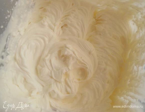 Сливки взбиваем с пудрой,до густого крема.