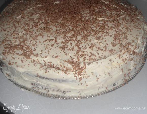 Смазываем верх торта и бока сливочным кремом,посыпаем тёртым шоколадом.(У меня сверху ещё были розы из мастики,я их вам не показываю,так как делала в 1 раз)))