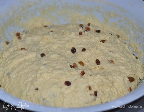 Теперь добавляем все остальные ингредиенты (яйца, желток,растопленный маргарин, сахар, соль, сметана, ваниль, мука + куркума, изюм). Хорошо всё вымешиваем. Чтоб легче замешивать тесто, руки смазывайте немного подсолнечным маслом. Вымешанное тесто оставить на 1,5 - 2 часа (смотрите по тесту) в тихое, теплое место. Тесто должно увеличиться в два раза.