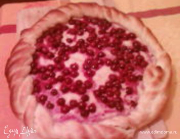 Сметану взбить с сахаром и яйцом ( я сахара кладу больше чем в рецепте, а в зависимости от консистенции сметаны, кладу либо только одно яйцо (два слишком много), а если очень жидкая вообще не добавляю). Выкладываем на основу для пирога ягоды и заливаем взбитой сметанной смесью.
края пирога смазать взбитым яйцом и выпекать при температуре 210-230 градусов 25-30 минут.