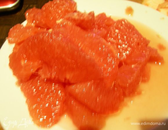 Белки отделяем от желтков и убираем в холодильник. Грейпфрут разделяем на сегменты и очищаем от пленок, сок стараемся по максимуму сохранить.