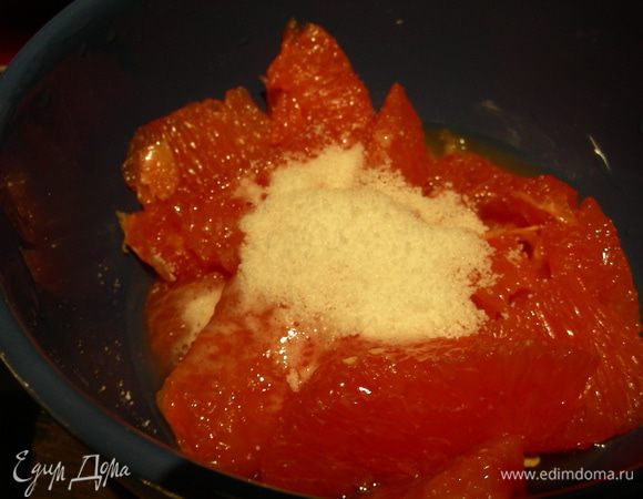 Дольки грейпфрута маринуем: смешиваем апельсиновый ликер, сок от грейпфрута, 20 г сахарной пудры. У меня мариновалось около часа.
