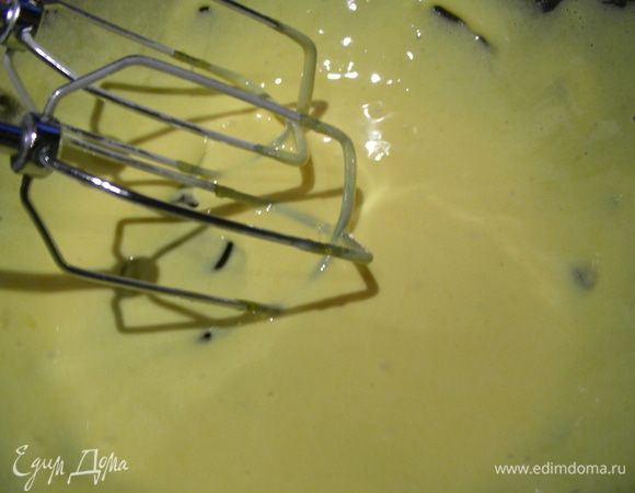 Желтки взбиваем с сахарной пудрой. 
