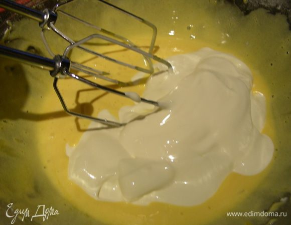 Добавляем крем-фреш, перемешиваем.