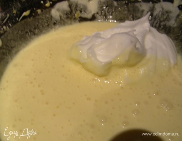 Белки взбиваем до крепких пиков и вводим их в крем.