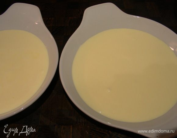 Разливаем крем по формам.
