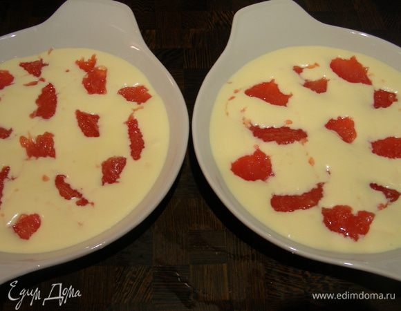 Выкладываем дольки грейпфрута. Я из выкладывала произвольно, а можно красиво выложить по кругу, как цветок, а в центр - немного мелко порезанной цедры.