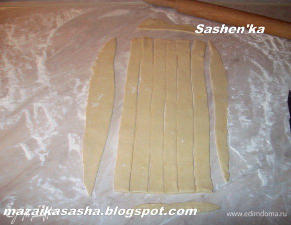 раскатываем тесто и вырезаем полоски толщиной 2-2,5 см. Только не расскатывайте тонко, а то тесто сильно не поднимется при выпечки и все детали не склеются.