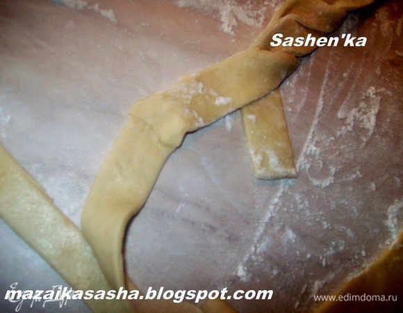 Косичка должна быть длинная и п этому если вам не хватило полосочки из теста просто приклеиваем продолжение.