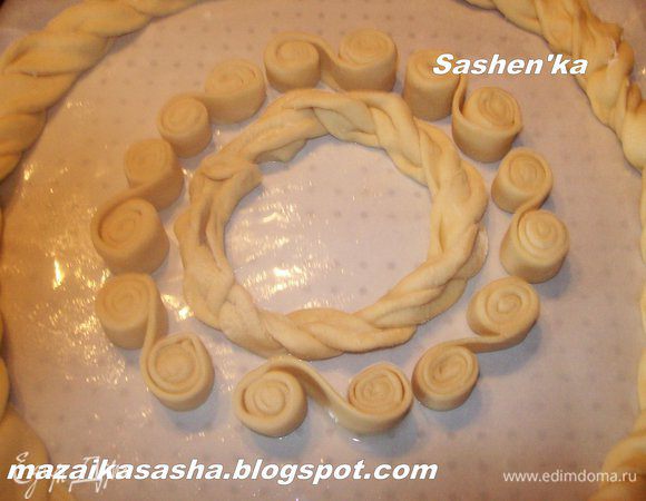 Лепим завитушки и выклазываем их вокруб маленького колечка.