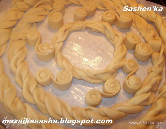 Лепим еще один круг и выкладываем между Большим кругом и завитушками.