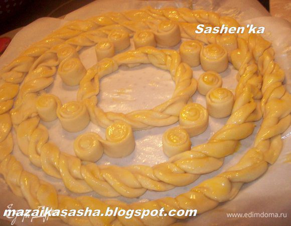 Смазываем Колесико либо белком либо Желтком. Белок для более светлого цвета, а Желток для более темного. я смазывала желтком.