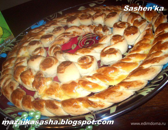 Отправляем в духовку разогретую до 220 градусов до зарумянивания...печется очень быстро!