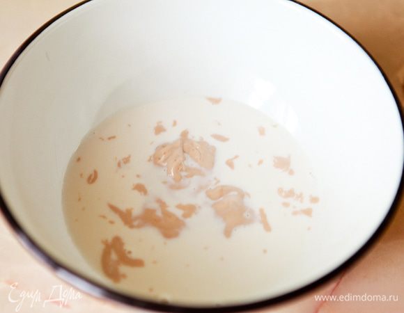 Приготовление опары.
Нагреть молоко до комнатной температуры. Добавить 1/2 ст.л. сахара и дрожжи. 
