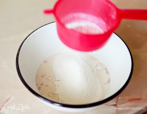Затем добавить муку около 100 г. 
