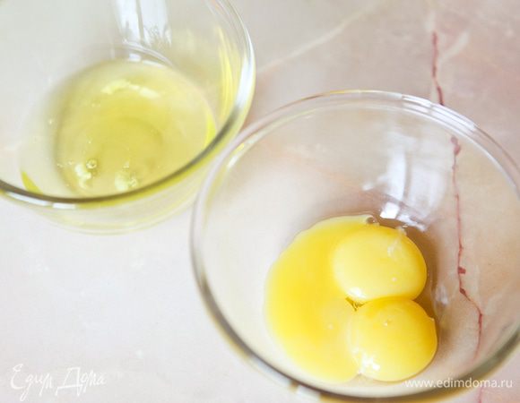 Белки отделить от желтков.
Белки убрать в холодильник.