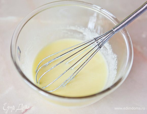 Желтки растереть с сахаром.