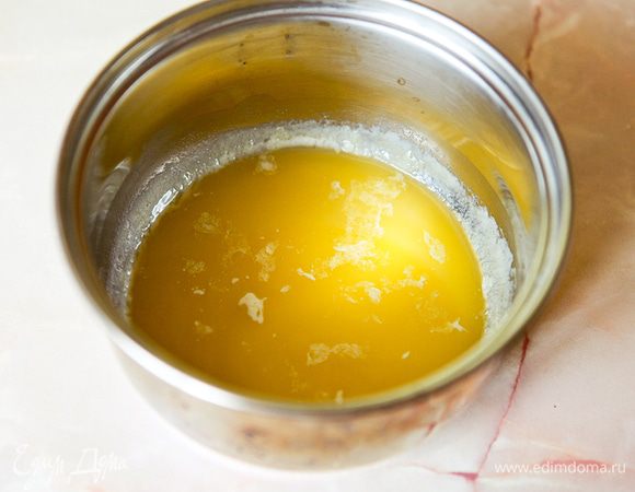 Масло растопить и охладить до комнатной температуры.