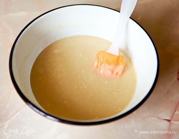 В опару добавить желтки, растертые с сахаром, растопленное масло, соль, ванилин.
Замесить тесто.