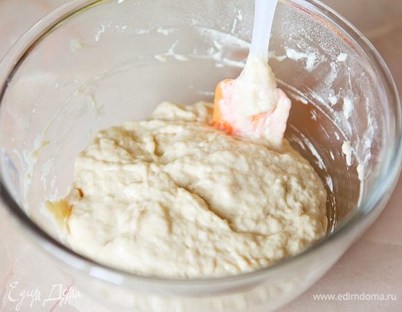К тесту добавить оставшуюся муку и взбитые белки.
Перемешать резиновым шпателем.