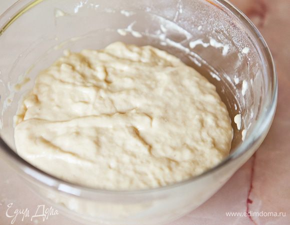 Тесто накрыть полотенцем и убрать в теплое место для подъема.
Тесто должно подняться в два раза.