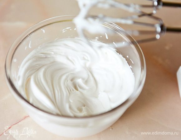 Для глазури:
Кастрюльку с водой поставить на слабый огонь, добавить сахар и лимонный сок.
Варить до состояния густого сиропа.
Белок взбить в крепкую пену.
Не прекращая взбивать влить горячий сироп.