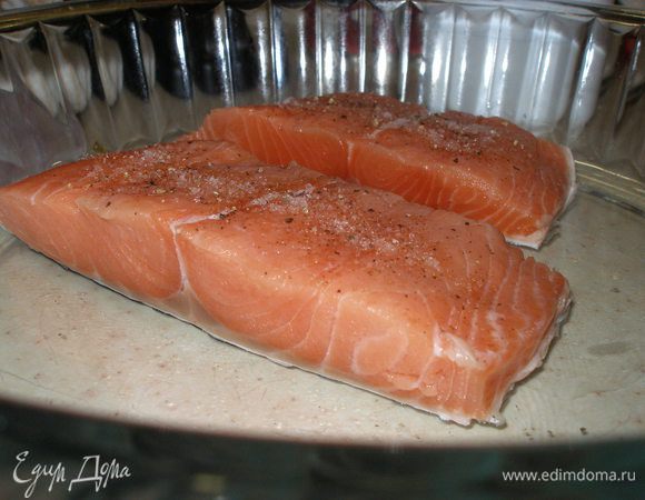 Филе семги вымыть, высушить бумажными полотенцами и натереть со всех сторон солью и перцем.