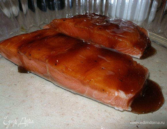 Полить рыбу соусом. 