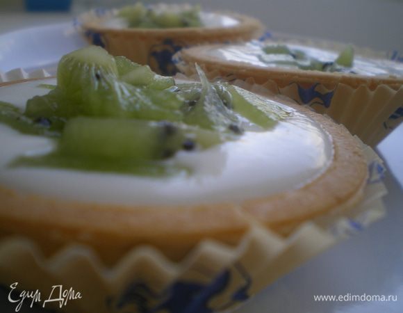 В тарталетки выложить творожную массу, затем киви. Поместить в холодильник до застывания.