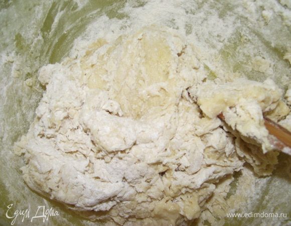 Замесить тесто до однородной структуры. В конце замеса добавить масло и изюм(цукаты).