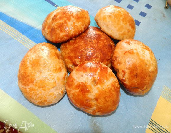 Ставим опару из дрожжей, сахара и муки. Когда опара поднимется,добавляем взбитые до бела желтки, сахар, тёплое молоко, соль, водку и оставшуюся муку. Замешиваем тесто в конце добавляем растопленное масло(но не в коем случае не горячее)
Вымешиваем тесто, смазываем миску растительным маслом и ставим тесто в тёплое место. Когда тесто поднимется, добавляем взбитые белки. После того как вмешали белки, вымешиваем окончательно тесто, тесто где-то возьмёт ещё 300-400г муки. И снова ставим тесто под плёнку в тёплое место. Во время того как добавляете белки можно добавить цукаты, изюм, цедру лимона, орехи. 