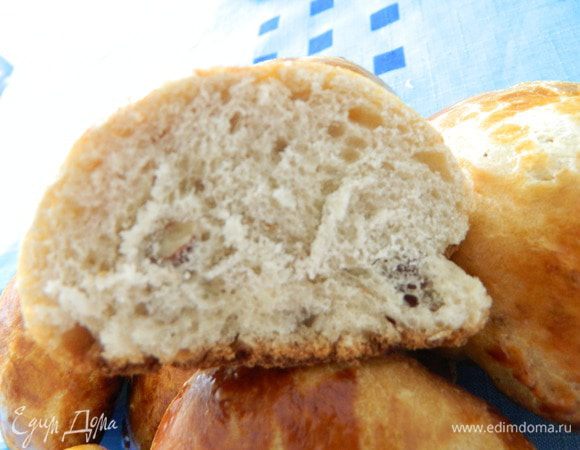 Форму для кулича смазываем растительным маслом и заполняем форму на 1/3 или формируем булочки.Смазываем яичным желтком. Булочки я выпекала 15мин при 200 градусов. Булку где-то 30мин на маленьком огне, чтобы не подгорело.