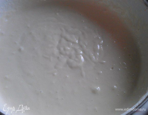 В подогретом до 35°С молоке растворить столовую ложку сахара и дрожжи.
Постепенно ввести половину просеянной муки, до консистенции как на оладьи и хорошо перемешать.