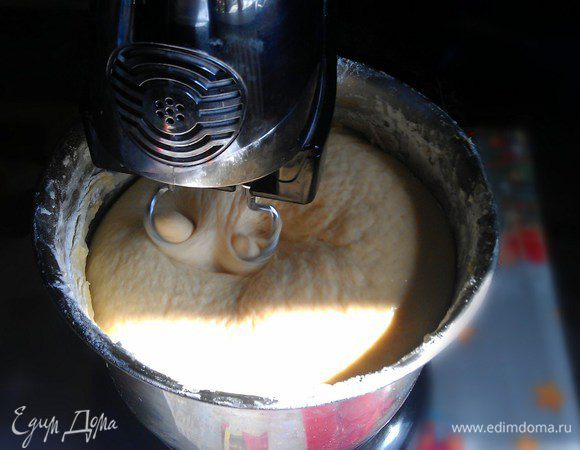 Ввести оставшуюся муку и замесить мягкое эластичное тесто. Тесто вымешивать не менее 20-30 минут - пока тесто не начнет легко отставать от рук. Хорошо вымешанное тесто, накрыть пищевой пленкой и поставить в теплое место для подъема на 2-3 часа.