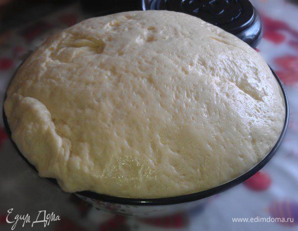 Пока тесто поднимается, промыть изюм, залить горячим чаем на 20 минут, обсушить и обвалять в муке.