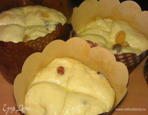 Подошедшее тесто разложить в бумажные формы, дать тесту еще раз подняться, смазать верх кулича желтком (+ 1 ст.л. воды).