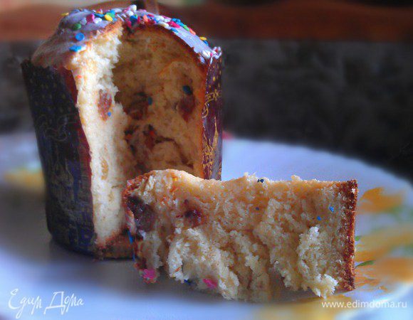 Выпекать куличи при температуре 180°С 40-60 минут. Остывшие куличи можно покрыть глазурью и украсить чем душа желает.