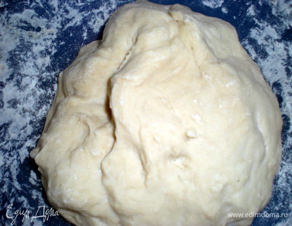 Просеять муку,добавить соль и воду.Замесить тесто и оставить в тепле на 20-30 минут.