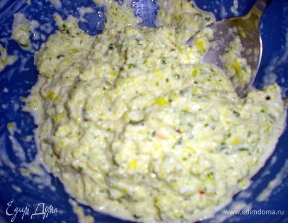 Лук нашинковать очень мелко,смешать его со сметаной.От себя я добавила перчика и немного зелени.Слегка взбить.