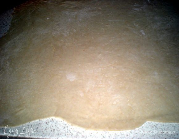 Тесто раскатать в тонкий пласт.Растянуть руками до прозрачности.Стараться не порвать.