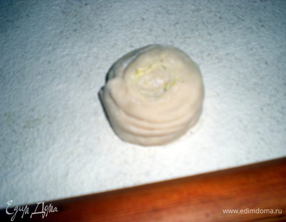 Каждый рулетик поставить вертикально на присыпанный мукой стол.Придавить рукой.Дать постоять 20 минут.